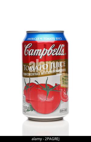 IRVINE, CALIFORNIA - 11 MAR 2023: Una lattina di Campbells succo di pomodoro, da concentrato con ingredienti aggiunti. Foto Stock