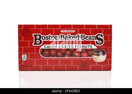IRVINE, CALIFORNIA - 11 MAR 2023: Una scatola dell'originale Boston Baked Beans caramelle patinate arachidi. Foto Stock