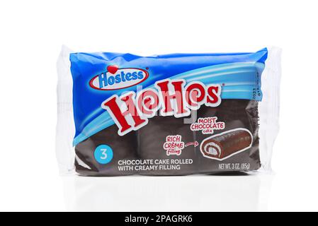 IRVINE, CALIFORNIA - 11 MAR 2023: Una confezione di Hostess ho Hos, una torta al cioccolato arrotolata con ricco ripieno di Creme. Foto Stock