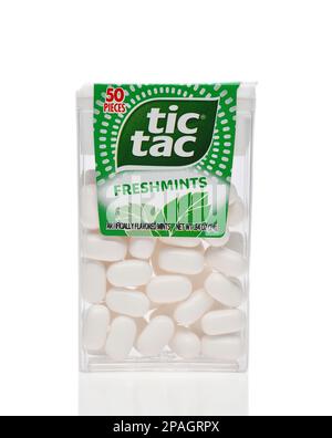 IRVINE, CALIFORNIA - 11 MAR 2023: Un pacchetto di TicTac Feshmints. Foto Stock
