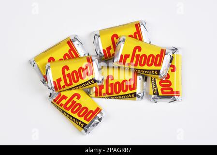 IRVINE, CALIFORNIA - 11 MAR 2023: Un mucchio di bocconcini il sig. Goodbar barrette di cioccolato con le arachidi. Foto Stock