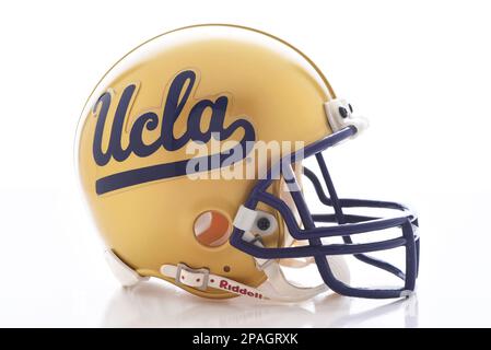 IRVINE, CALIFORNIA - 11 MAR 2023: Un casco da calcio da collezione mini dell'Università della California Los Angeles, UCLA. Foto Stock
