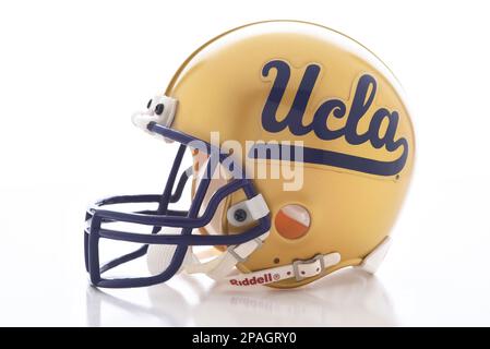 IRVINE, CALIFORNIA - 11 MAR 2023: Un casco da calcio da collezione mini dell'Università della California Los Angeles, UCLA. Foto Stock