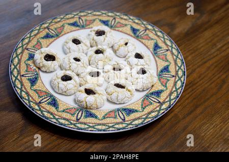 Piatto di biscotti freschi fatti in casa al limone con ciliegie essiccate, al forno con farina di mandorle. Una dozzina di panettieri (tredici). Foto Stock