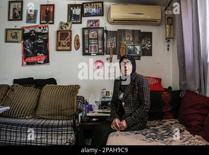 Gerusalemme, Israele. 07th Mar, 2023. Fatima Salem, di 72 anni, è vista nella sua casa, che è minacciata di confisca per i coloni, che suo padre abitò per la prima volta nel 1948. La famiglia Salem, che vive nel quartiere Sheikh Jarrah a Gerusalemme est, si appresta a lasciare la propria casa in qualsiasi momento sulla base della decisione del tribunale israeliano a favore dei coloni, che ha deciso di confiscare la terra e sta considerando il caso della casa che i coloni pretendono di possedere prima del 1948. Credit: SOPA Images Limited/Alamy Live News Foto Stock