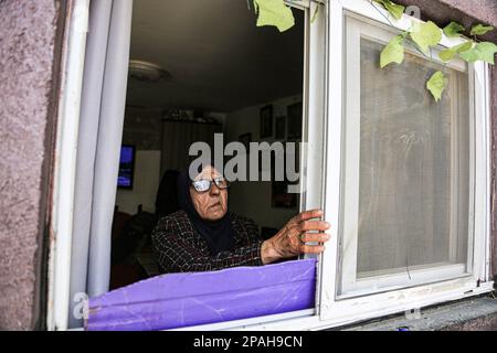 Gerusalemme, Israele. 07th Mar, 2023. Fatima Salem, di 72 anni, è vista nella sua casa, che è minacciata di confisca per i coloni, che suo padre abitò per la prima volta nel 1948. La famiglia Salem, che vive nel quartiere Sheikh Jarrah a Gerusalemme est, si appresta a lasciare la propria casa in qualsiasi momento sulla base della decisione del tribunale israeliano a favore dei coloni, che ha deciso di confiscare la terra e sta considerando il caso della casa che i coloni pretendono di possedere prima del 1948. Credit: SOPA Images Limited/Alamy Live News Foto Stock