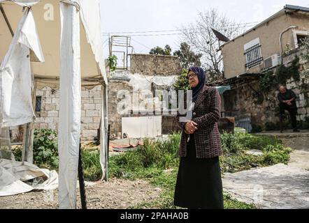 Gerusalemme, Israele. 07th Mar, 2023. Fatima Salem, di 72 anni, è vista nella sua casa, che è minacciata di confisca per i coloni, che suo padre abitò per la prima volta nel 1948. La famiglia Salem, che vive nel quartiere Sheikh Jarrah a Gerusalemme est, si appresta a lasciare la propria casa in qualsiasi momento sulla base della decisione del tribunale israeliano a favore dei coloni, che ha deciso di confiscare la terra e sta considerando il caso della casa che i coloni pretendono di possedere prima del 1948. Credit: SOPA Images Limited/Alamy Live News Foto Stock