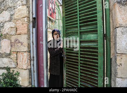 Gerusalemme, Israele. 07th Mar, 2023. Fatima Salem, di 72 anni, è vista nella sua casa, che è minacciata di confisca per i coloni, che suo padre abitò per la prima volta nel 1948. La famiglia Salem, che vive nel quartiere Sheikh Jarrah a Gerusalemme est, si appresta a lasciare la propria casa in qualsiasi momento sulla base della decisione del tribunale israeliano a favore dei coloni, che ha deciso di confiscare la terra e sta considerando il caso della casa che i coloni pretendono di possedere prima del 1948. Credit: SOPA Images Limited/Alamy Live News Foto Stock