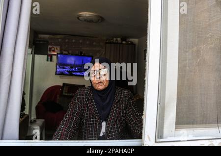 Gerusalemme, Israele. 07th Mar, 2023. Fatima Salem, di 72 anni, è vista nella sua casa, che è minacciata di confisca per i coloni, che suo padre abitò per la prima volta nel 1948. La famiglia Salem, che vive nel quartiere Sheikh Jarrah a Gerusalemme est, si appresta a lasciare la propria casa in qualsiasi momento sulla base della decisione del tribunale israeliano a favore dei coloni, che ha deciso di confiscare la terra e sta considerando il caso della casa che i coloni pretendono di possedere prima del 1948. Credit: SOPA Images Limited/Alamy Live News Foto Stock