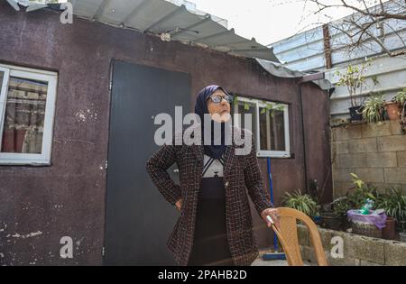 Gerusalemme, Israele. 07th Mar, 2023. Fatima Salem, di 72 anni, è vista nella sua casa, che è minacciata di confisca per i coloni, che suo padre abitò per la prima volta nel 1948. La famiglia Salem, che vive nel quartiere Sheikh Jarrah a Gerusalemme est, si appresta a lasciare la propria casa in qualsiasi momento sulla base della decisione del tribunale israeliano a favore dei coloni, che ha deciso di confiscare la terra e sta considerando il caso della casa che i coloni pretendono di possedere prima del 1948. (Foto di Saeed Qaq/SOPA Images/Sipa USA) Credit: Sipa USA/Alamy Live News Foto Stock