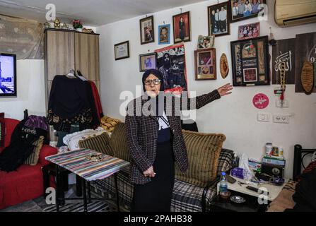 Gerusalemme, Israele. 07th Mar, 2023. Fatima Salem, di 72 anni, è vista nella sua casa, che è minacciata di confisca per i coloni, che suo padre abitò per la prima volta nel 1948. La famiglia Salem, che vive nel quartiere Sheikh Jarrah a Gerusalemme est, si appresta a lasciare la propria casa in qualsiasi momento sulla base della decisione del tribunale israeliano a favore dei coloni, che ha deciso di confiscare la terra e sta considerando il caso della casa che i coloni pretendono di possedere prima del 1948. (Foto di Saeed Qaq/SOPA Images/Sipa USA) Credit: Sipa USA/Alamy Live News Foto Stock