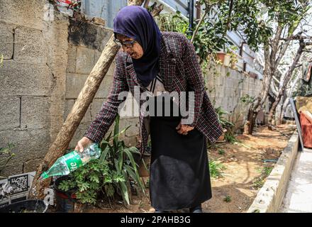 Gerusalemme, Israele. 07th Mar, 2023. Fatima Salem, di 72 anni, è vista nella sua casa, che è minacciata di confisca per i coloni, che suo padre abitò per la prima volta nel 1948. La famiglia Salem, che vive nel quartiere Sheikh Jarrah a Gerusalemme est, si appresta a lasciare la propria casa in qualsiasi momento sulla base della decisione del tribunale israeliano a favore dei coloni, che ha deciso di confiscare la terra e sta considerando il caso della casa che i coloni pretendono di possedere prima del 1948. (Foto di Saeed Qaq/SOPA Images/Sipa USA) Credit: Sipa USA/Alamy Live News Foto Stock