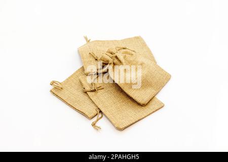 Sacchetti di jute per regali isolati su sfondo bianco. messa a fuoco selettiva Foto Stock