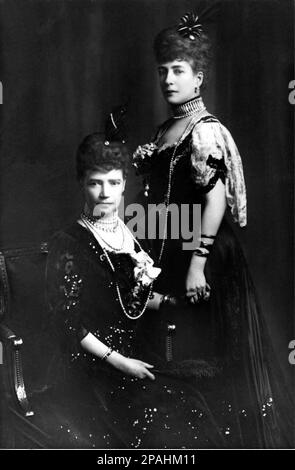 1903 , Londra , Gran Bretagna : l'imperatrice russa Zarine MARIE FYODOROVNA ( Dagmar di Danimarca , 1847 - 1928 ) , sposata con lo zar russo Alexander III ( 1845 - 1894 ) con la sorella (in piedi in questa foto ) Regina ALEXANDRA D'INGHILTERRA , Moglie del re Edoardo VII e figlia maggiore del re Cristiano IX di DANIMARCA. Alessandro III ebbe sei figli del suo matrimonio con Maria Feodorovna , il maggiore è l'ultimo imperatore della Russia , lo zar Nicola II ( 1868 - 1918 ) - Foto storiche - foto storica - STORIA - ritratto - nobile' - nobiltà - nobili - nobile - BE Foto Stock