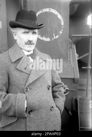 1922 , 7 gennaio, New York , USA : ARTURO TOSCANINI ( 1867 – 1957 ) , il celebre direttore musicale italiano. Toscanini ha iniziato a condurre fuori dall'Europa: Al Metropolitan Opera di New York (1908-1915) e alla New York Philharmonic Orchestra (1926-1936). Nel 1930 fece un giro in Europa con la New York Philharmonic e ebbe sempre un grande successo - DIRETTORE d'orchestra - MUSICALE - OPERA LIRICA - MUSICA CLASSICA - navata - transatlantico - Ocean liner - baffi - baffi - cravatta - papillon - cravatta - cappello - cappello - cappello -- -- Archivio GBB Foto Stock