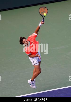 11 marzo 2023 ben Shelton serve contro Taylor Fritz durante il BNP Paribas Open 2023 all'Indian Wells Tennis Garden di Indian Wells, California. Credito fotografico obbligatorio: Charles Baus/CSM Foto Stock