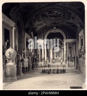 1908 , CITTA' DEL VATICANO , ROMA , ITALIA : SALA DEI CANDELABRI , MUSEI VATICANI . Foto di Neue Photographische Gesellschaft A.G. Steglitz , Berlino , Germania - ITALIA - FOTO STORICHE - STORIA - GEOGRAFIA - GEOGRAFIA - - ARCHITETTURA - ARCHITETTURA - città del VATICANO - Museo - scultura - scultura - sculture ---- Archivio GBB Foto Stock