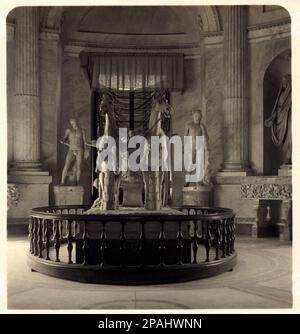 1908 , CITTA' DEL VATICANO , ROMA , ITALIA : SALA DELLA BIGA , MUSEI VATICANI . Foto di Neue Photographische Gesellschaft A.G. Steglitz , Berlino , Germania - ITALIA - FOTO STORICHE - STORIA - GEOGRAFIA - GEOGRAFIA - - ARCHITETTURA - ARCHITETTURA - VATICANO - Museo - Museo - - scultura - scultura - sculture ---- Archivio GBB Foto Stock