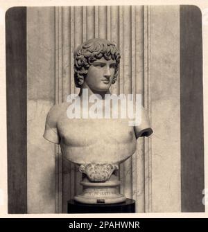 1908 , CITTa' DEL VATICANO , ROMA , ITALIA : il colossale busto di ANTINOO ( Antinoso , amante dell'imperatore romano ADRIANO ) dalla Villa Adriana, nei pressi di Tivoli , Musei Vaticani . Foto di Neue Photographische Gesellschaft A.G. Steglitz , Berlino , Germania - ITALIA - FOTO STORICHE - STORIA - GEOGRAFIA - GEOGRAFIA - - ARCHITETTURA - ARCHITETTURA - VATICANO - Museo - Museo - - scultura - scultura - sculture - GAY - omosessuale - omosessualità - LGBT - LGBT - LGBT - omosessualità - omosessuale ---- Archivio GBB Foto Stock