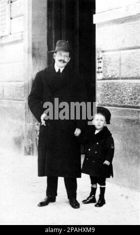 1911 ca , Firenze , ITALIA : il compositore italiano ENRICO TOSELLI con il figlio Carlo Emanuele TOSELLI ( Buby , 1908 - 1969 ) . Toselli sposò la scandalosa principessa Sachsen LUISA VON TOSCANA ( Luise , Louise von Osterreich - Toskana , 1870 – 1947 ) . Luise si sposò per la prima volta con Friedrich August III von Sachsen ( Frederick Augustus , 1865 - 1932 ), con lui 7 figli . Principessa Imperiale e Arciduchessa d'Austria, Principessa di Toscana, Ungheria e Boemia era figlia di Ferdinando IV di Toscana e della sua seconda moglie Alicia di Parma. Fu divorziata il 11 febbraio 1903. Il suo fathe Foto Stock