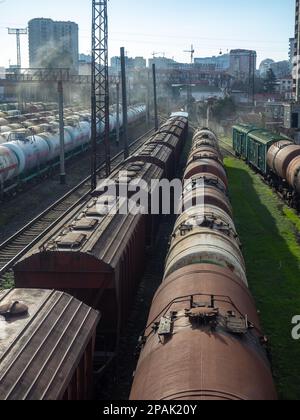 Batumi, Georgia. 02.25.2023 Area di carico della stazione. Molti treni merci. Carri - carri su rotaie. Esportazione di carburante. Fumo nella zona industriale Foto Stock