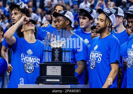 Greensboro, North Carolina, Stati Uniti. 11th Mar, 2023. Duke Blue Devils guardia Tyrese Proctor (5), sinistra, avanti Dariq Whitehead (0), al centro, e la guardia Jacob Grandison (13) si trovano dietro il trofeo ACC Championship dopo aver sconfitto i Virginia Cavaliers nella partita di campionato del torneo maschile ACC al Greensboro Coliseum di Greensboro, NC. (Scott Kinser/Cal Sport Media). Credit: csm/Alamy Live News Foto Stock