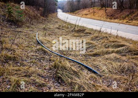 Il tubo per la posa del cavo di comunicazione sotto terra Foto Stock