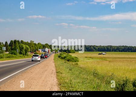 Regione di Kaluga, Russia - Giugno 2018: Autostrada Belousovo-Vysokinichi-Serpukhov (29K-012) nel distretto di Zhukovsky Foto Stock