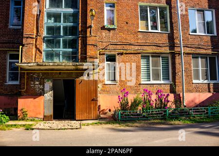 Ermolino, Russia - Agosto 2018: Edificio residenziale degli anni '1930s costruito nello stile del costruttivismo nella città di Ermolino. Borovskiy di Foto Stock