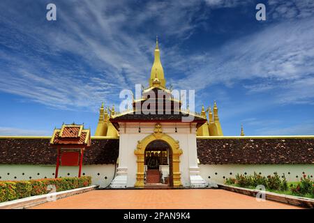 Porta d'ingresso al tempio di Pha That Luang a Vientiane-Laos Foto Stock