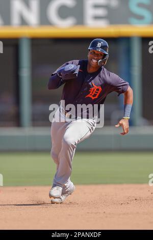 11 marzo 2023, North Port FL USA; Detroit Tigers ha designato Justin Henry Malloy (82) round secondi e punteggi sulla doppia dal secondo baseman Foto Stock