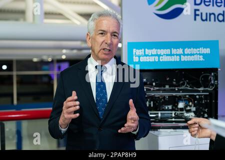 Houston, Stati Uniti. 7th Mar, 2023. Fred Krupp, presidente del gruppo statunitense senza scopo di lucro Environmental Defense Fund (EDF), parla durante un'intervista con Xinhua al CERAWeek di Houston, Texas, Stati Uniti, 7 marzo 2023. PER ANDARE CON 'Intervista: Crisi gemelle di fronte al mondo per accelerare la transizione energetica, dice esperto' credito: Chen Chen/Xinhua/Alamy Live News Foto Stock