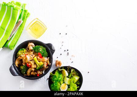 cibo di dieta. porridge bollito con broccoli e funghi Foto Stock