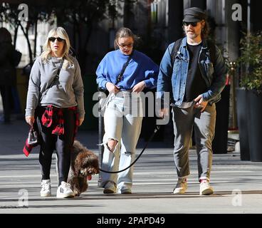 Milano, IT. 11th Mar, 2023. Katia Follesa con il marito Angelo Pisani e la figlia Agata per una passeggiata in corso Sempione Credit: Independent Photo Agency/Alamy Live News Foto Stock