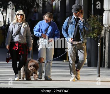 Milano, IT. 11th Mar, 2023. Katia Follesa con il marito Angelo Pisani e la figlia Agata per una passeggiata in corso Sempione Credit: Independent Photo Agency/Alamy Live News Foto Stock