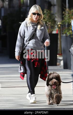 Milano, IT. 11th Mar, 2023. Katia Follesa con il marito Angelo Pisani e la figlia Agata per una passeggiata in corso Sempione Credit: Independent Photo Agency/Alamy Live News Foto Stock