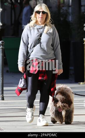 Milano, IT. 11th Mar, 2023. Katia Follesa con il marito Angelo Pisani e la figlia Agata per una passeggiata in corso Sempione Credit: Independent Photo Agency/Alamy Live News Foto Stock