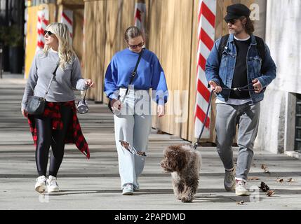 Milano, IT. 11th Mar, 2023. Katia Follesa con il marito Angelo Pisani e la figlia Agata per una passeggiata in corso Sempione Credit: Independent Photo Agency/Alamy Live News Foto Stock