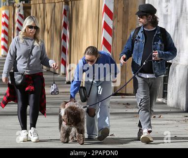 Milano, it. 11th Mar, 2023. Katia Follesa con il marito Angelo Pisani e la figlia Agata per una passeggiata in corso Sempione Credit: Independent Photo Agency/Alamy Live News Foto Stock