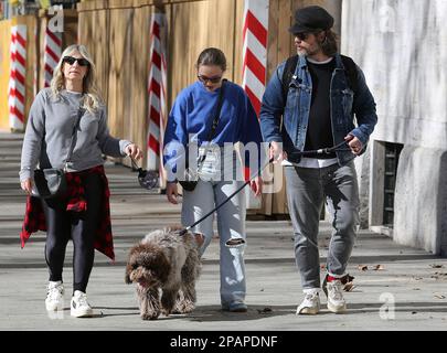 Milano, IT. 11th Mar, 2023. Katia Follesa con il marito Angelo Pisani e la figlia Agata per una passeggiata in corso Sempione Credit: Independent Photo Agency/Alamy Live News Foto Stock