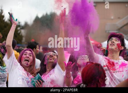 Vancouver, Canada. 11th Mar, 2023. La gente celebra Holi, il festival dei colori, all'Università della British Columbia a Vancouver, British Columbia, Canada, 11 marzo 2023. Credit: Liang Sen/Xinhua/Alamy Live News Foto Stock