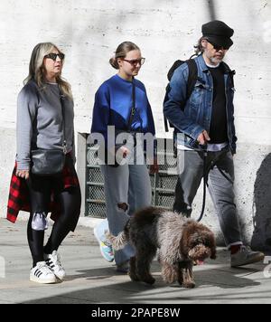 Milano, IT. 11th Mar, 2023. Katia Follesa con il marito Angelo Pisani e la figlia Agata per una passeggiata in corso Sempione Credit: Independent Photo Agency/Alamy Live News Foto Stock