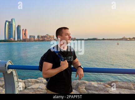 guy è un turista sul lungofiume della città Foto Stock