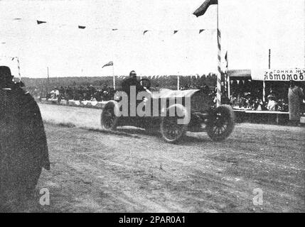 Gara automobilistica per un vero vicino a Mosca il 14 maggio 1910. L'autista Dio in una Mercedes finisce per primo. Foto dal 1910. Foto Stock