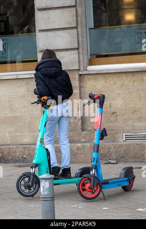 Bordeaux , Aquitaine France - 03 05 2023 : tier dott e-scooter e ragazza giovane adolescente scooters elettrici logo marchio parcheggiato in strada centro città con Foto Stock