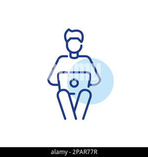 Uomo seduto e al lavoro con il computer portatile in ginocchio. Icona della linea di tratto modificabile pixel Perfect Illustrazione Vettoriale