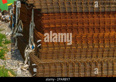 Rete di rinforzo impilata su un cantiere. Primo piano. Foto Stock