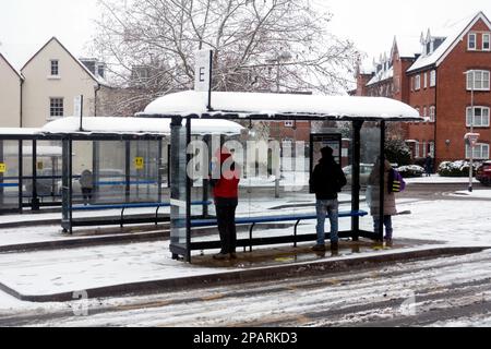 Rifugi per autobus con tempo nevoso, stazione degli autobus di Warwick, Warwickshire, Regno Unito Foto Stock