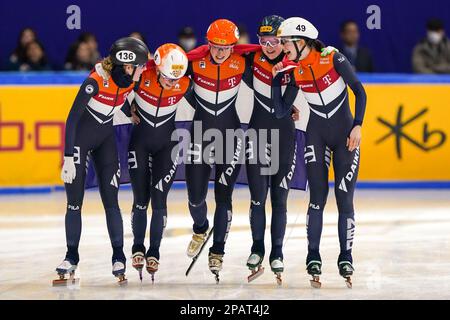 SEUL, COREA, MARZO 12: Michelle Velzeboer dei Paesi Bassi, Xandra Velzeboer dei Paesi Bassi, Selma Poutsma dei Paesi Bassi, Suzanne Schulting dei Paesi Bassi e Yara van Kerkhof dei Paesi Bassi reagiscono dopo aver gareggiato sulla Women's Relay durante i Campionati mondiali di pattinaggio di velocità a corto circuito dell'ISU alla pista di pattinaggio di Mokdong il 12 marzo 2023 a Seoul, Corea (Foto di Andre Weening/Orange Pictures) Foto Stock