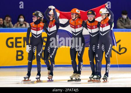 SEUL, COREA, MARZO 12: Michelle Velzeboer dei Paesi Bassi, Xandra Velzeboer dei Paesi Bassi, Selma Poutsma dei Paesi Bassi, Suzanne Schulting dei Paesi Bassi e Yara van Kerkhof dei Paesi Bassi reagiscono dopo aver gareggiato sulla Women's Relay durante i Campionati mondiali di pattinaggio di velocità a corto circuito dell'ISU alla pista di pattinaggio di Mokdong il 12 marzo 2023 a Seoul, Corea (Foto di Andre Weening/Orange Pictures) Foto Stock